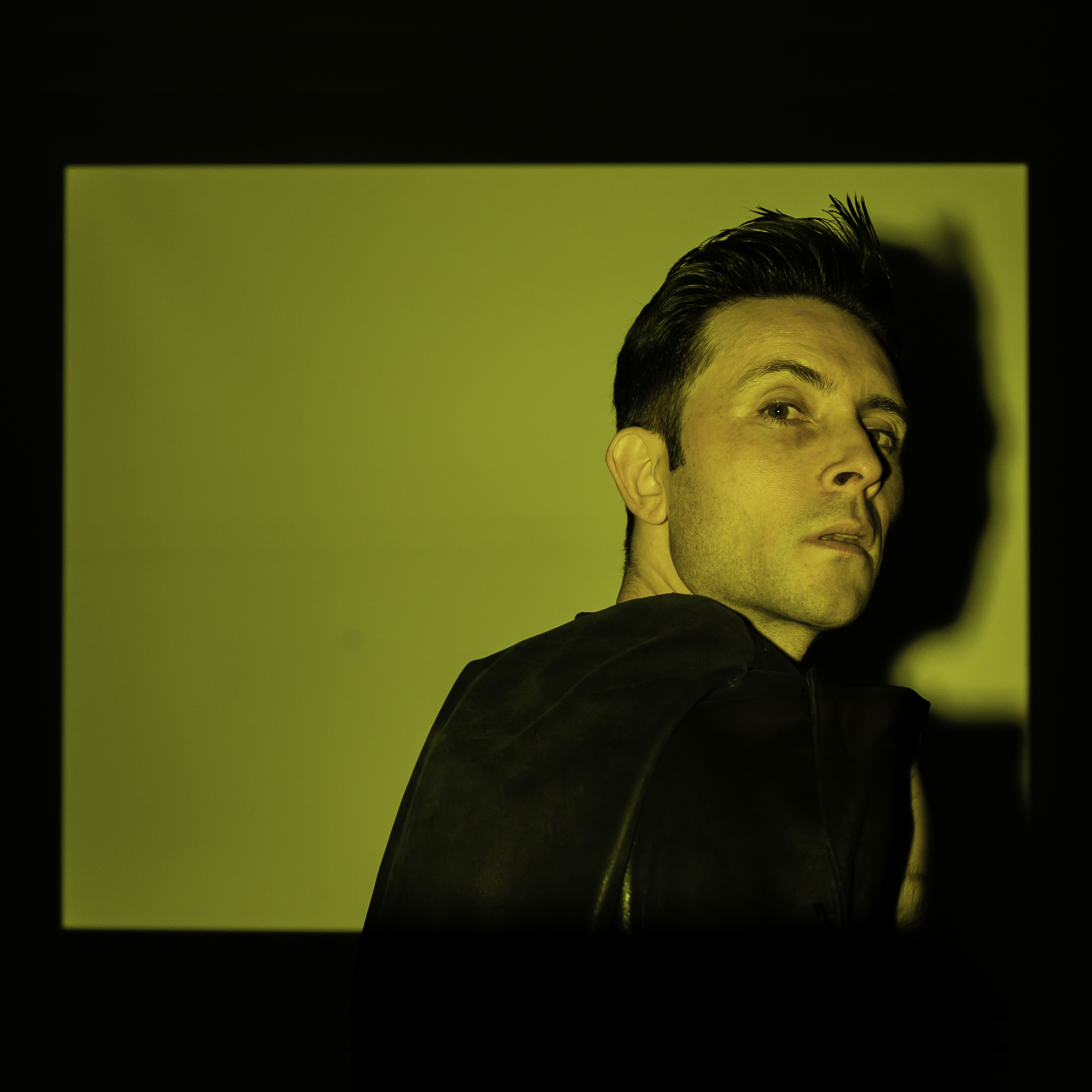 Retrato de actor en localización urbana